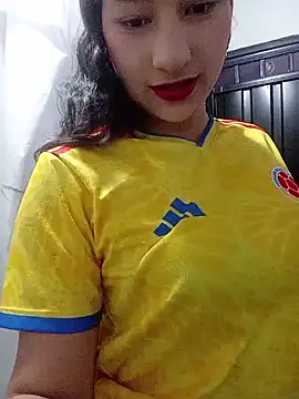 Snapshot of _Angelgold chatting on 06-17-26, 06:18 Angelgold online show from 06-17-26, 06:18