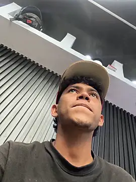 Snapshot of thecamilo chatting on 05-27-26, 07:32 thecamilo online show from 05-27-26, 07:32