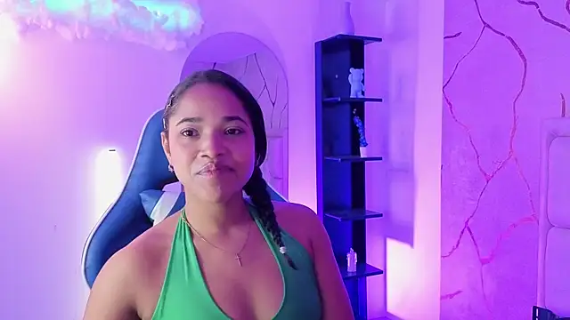 Snapshot of BrianaRuiiz_ chatting on 06-08-26, 01:33 BrianaRuiiz online show from 06-08-26, 01:33