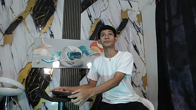 Snapshot of TWINKS_BOYSX chatting on 06-02-26, 01:11 TWINKS BOYSX online show from 06-02-26, 01:11