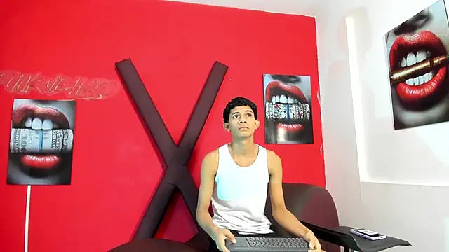 Snapshot of TWINKS_BOYSX chatting on 05-16-26, 01:21 TWINKS BOYSX online show from 05-16-26, 01:21