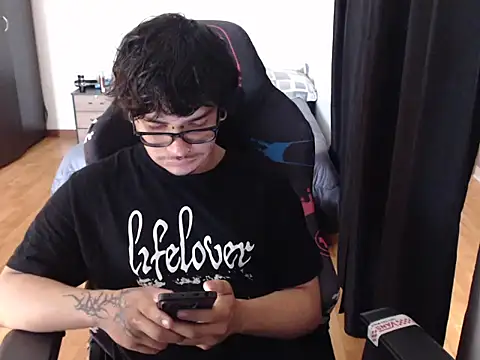 Snapshot of lilgothboy chatting on 05-20-26, 01:19 lilgothboy online show from 05-20-26, 01:19