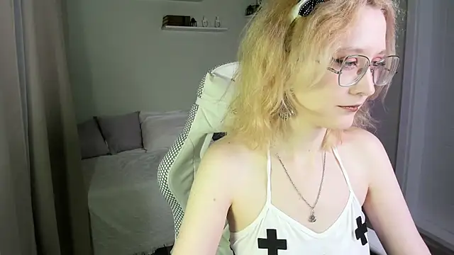 Snapshot of LunaTerry chatting on 07-18-26, 07:17 LunaTerry online show from 07-18-26, 07:17