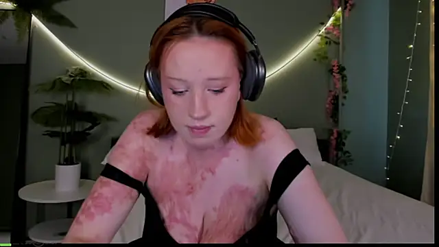 Snapshot of Maya_foxy chatting on 06-21-26, 11:38 Maya foxy online show from 06-21-26, 11:38