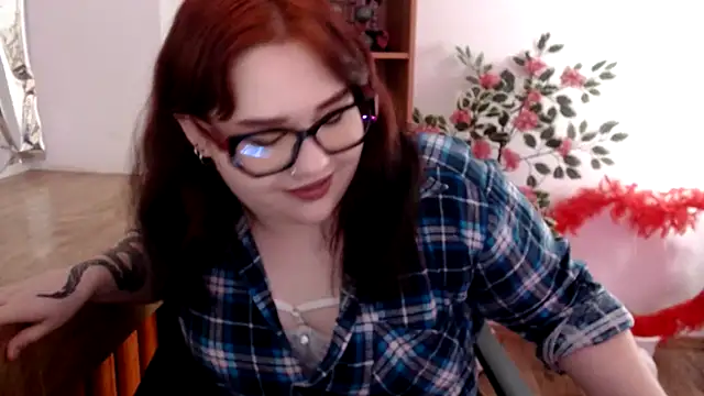Snapshot of KarolinasHot chatting on 06-11-26, 01:27 KarolinasHot online show from 06-11-26, 01:27