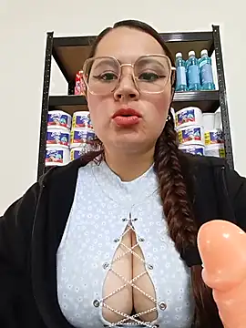 Snapshot of VANESSA__28 chatting on 05-19-26, 01:29 VANESSA 28 online show from 05-19-26, 01:29