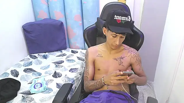 Snapshot of liam_play chatting on 06-01-26, 08:47 liam play online show from 06-01-26, 08:47