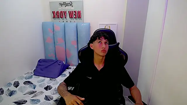 Snapshot of liam_play chatting on 05-08-26, 02:48 liam play online show from 05-08-26, 02:48