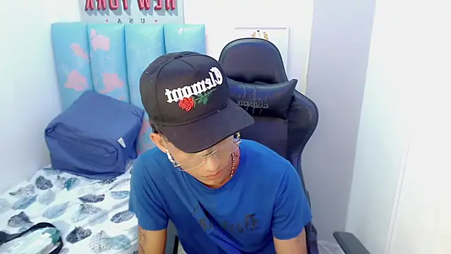 Snapshot of liam_play chatting on 05-11-26, 04:47 liam play online show from 05-11-26, 04:47