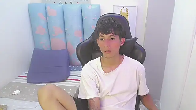 Snapshot of liam_play chatting on 06-12-26, 04:10 liam play online show from 06-12-26, 04:10