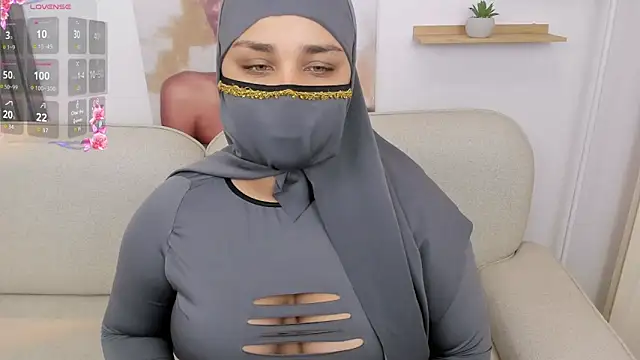 Snapshot of Salma_farouk chatting on 06-18-26, 03:16 Salma farouk online show from 06-18-26, 03:16