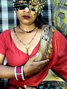 Snapshot of Juli_80 chatting on 05-13-26, 06:37 Juli 80 online show from 05-13-26, 06:37