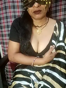Snapshot of Juli_80 chatting on 05-28-26, 04:24 Juli 80 online show from 05-28-26, 04:24