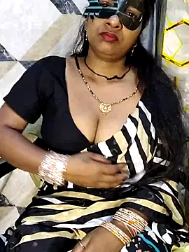 Snapshot of Juli_80 chatting on 05-15-26, 07:45 Juli 80 online show from 05-15-26, 07:45