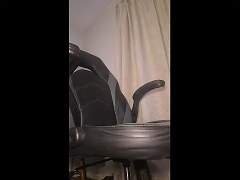 Snapshot of Huew-G-Rection chatting on 05-10-26, 11:17 Huew-G-Rection online show from 05-10-26, 11:17