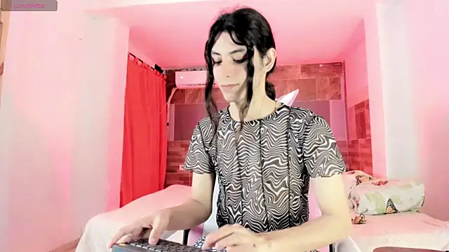 Snapshot of angel_hass18 chatting on 06-19-26, 01:00 angel hass18 online show from 06-19-26, 01:00