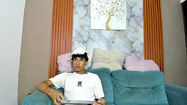 Snapshot of BOUL_GUYS chatting on 05-19-26, 01:43 BOUL GUYS online show from 05-19-26, 01:43