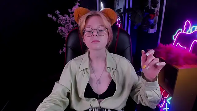 Snapshot of FoxxyyPolly chatting on 06-17-26, 05:29 FoxxyyPolly online show from 06-17-26, 05:29