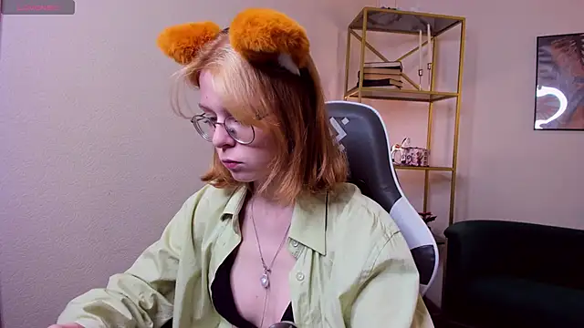 Snapshot of FoxxyyPolly chatting on 06-19-26, 05:35 FoxxyyPolly online show from 06-19-26, 05:35