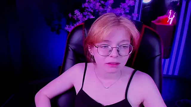 Snapshot of FoxxyyPolly chatting on 05-19-26, 10:55 FoxxyyPolly online show from 05-19-26, 10:55