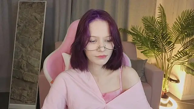 Snapshot of AliceJohansone chatting on 05-28-26, 01:35 AliceJohansone online show from 05-28-26, 01:35