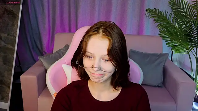 Snapshot of AliceJohansone chatting on 05-20-26, 01:35 AliceJohansone online show from 05-20-26, 01:35