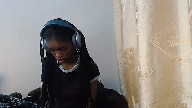 Snapshot of PetiteBarbie_05 chatting on 08-09-26, 05:24 PetiteBarbie 05 online show from 08-09-26, 05:24
