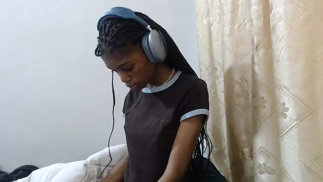Snapshot of PetiteBarbie_05 chatting on 07-12-26, 05:14 PetiteBarbie 05 online show from 07-12-26, 05:14