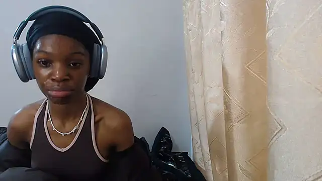 Snapshot of PetiteBarbie_05 chatting on 08-01-26, 06:22 PetiteBarbie 05 online show from 08-01-26, 06:22