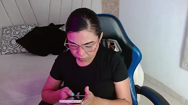 Snapshot of AliceSmity__ chatting on 05-28-26, 12:22 AliceSmity online show from 05-28-26, 12:22