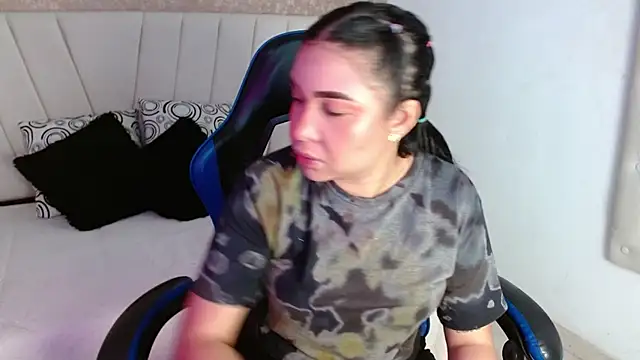Snapshot of AliceSmity__ chatting on 06-19-26, 12:11 AliceSmity online show from 06-19-26, 12:11