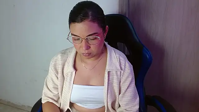 Snapshot of AliceSmity__ chatting on 06-02-26, 12:16 AliceSmity online show from 06-02-26, 12:16