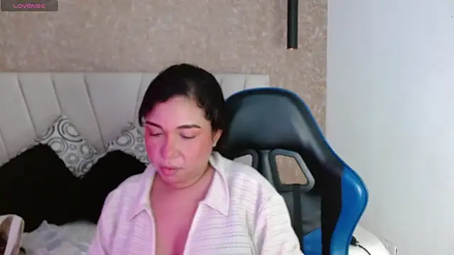Snapshot of AliceSmity__ chatting on 07-01-26, 12:05 AliceSmity online show from 07-01-26, 12:05