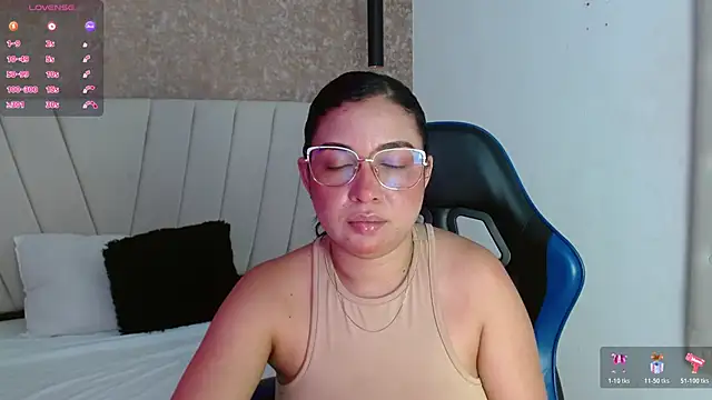 Snapshot of AliceSmity__ chatting on 06-11-26, 01:08 AliceSmity online show from 06-11-26, 01:08
