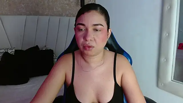 Snapshot of AliceSmity__ chatting on 06-01-26, 12:05 AliceSmity online show from 06-01-26, 12:05