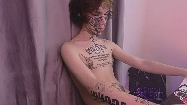 Snapshot of Emo___boy chatting on 06-07-26, 11:43 Emo boy online show from 06-07-26, 11:43