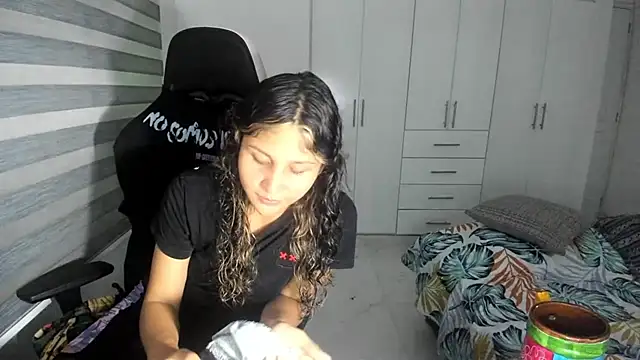Snapshot of Motasandcalis chatting on 05-25-26, 01:38 Motasandcalis online show from 05-25-26, 01:38