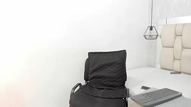 Snapshot of Bella_adamss_ chatting on 06-18-26, 01:16 Bella adamss online show from 06-18-26, 01:16