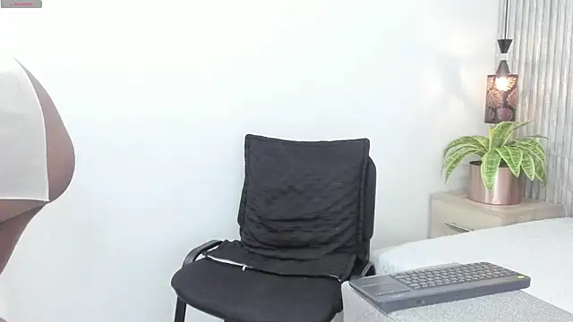 Snapshot of Bella_adamss_ chatting on 06-07-26, 04:01 Bella adamss online show from 06-07-26, 04:01