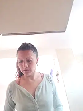 Snapshot of Vely_ chatting on 05-18-26, 07:40 Vely online show from 05-18-26, 07:40