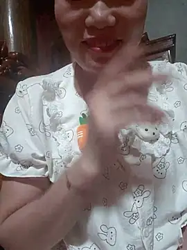 Snapshot of -Trici- chatting on 06-25-26, 11:43 -Trici- online show from 06-25-26, 11:43