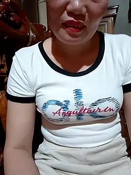 Snapshot of -Trici- chatting on 06-15-26, 03:44 -Trici- online show from 06-15-26, 03:44