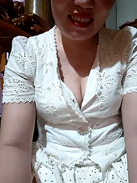 Snapshot of -Trici- chatting on 07-28-26, 01:43 -Trici- online show from 07-28-26, 01:43