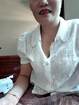 Snapshot of -Trici- chatting on 07-22-26, 03:30 -Trici- online show from 07-22-26, 03:30