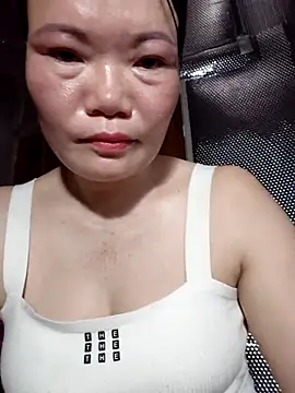 Snapshot of -Trici- chatting on 05-17-26, 08:31 -Trici- online show from 05-17-26, 08:31