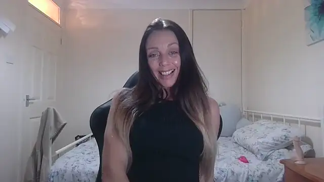 Snapshot of LouiseLovell chatting on 05-18-26, 09:08 LouiseLovell online show from 05-18-26, 09:08