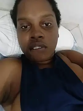 Snapshot of momspretty chatting on 05-18-26, 12:33 momspretty online show from 05-18-26, 12:33