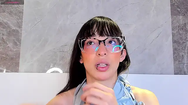 Snapshot of EmiliaBell_ chatting on 05-19-26, 01:29 EmiliaBell online show from 05-19-26, 01:29