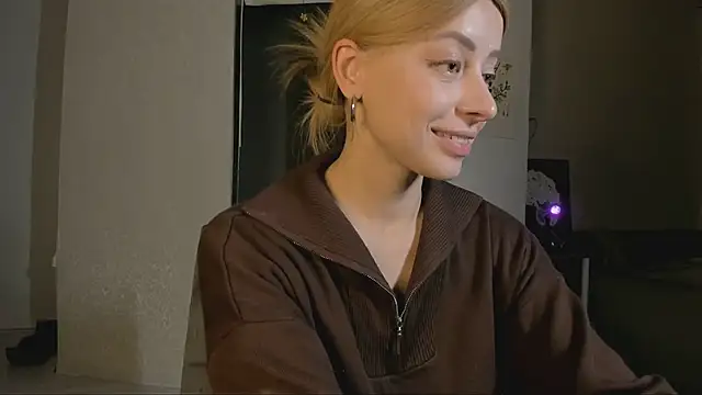 Snapshot of Jane_Bright chatting on 03-08-25, 11:28 Jane Bright online show from 03-08-25, 11:28