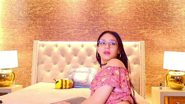 Snapshot of Kiara_layla chatting on 05-19-26, 10:22 Kiara layla online show from 05-19-26, 10:22